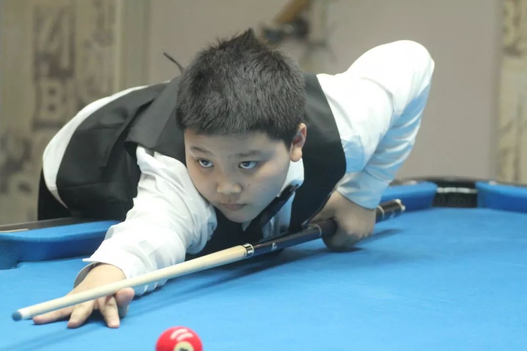 通过与麦基 通过与麦基